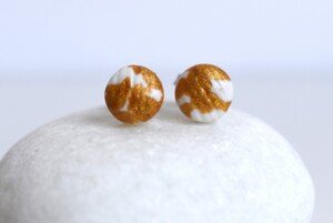 Pendientes Botón Blanco y Dorado - Imagen 2