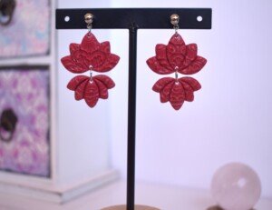 Pendientes Loto con Relieve Magenta - Image 3