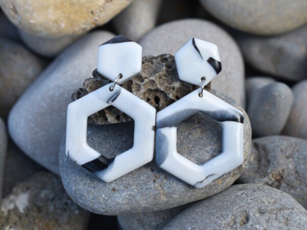 Pendientes hexágono B/N